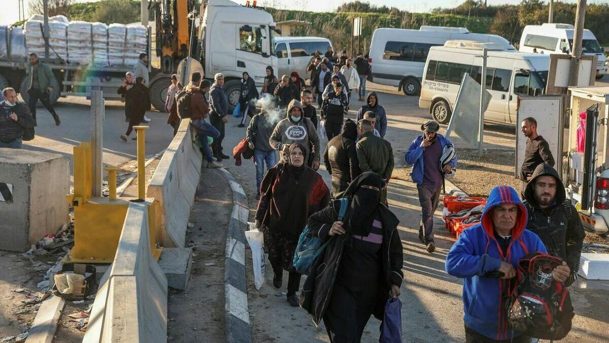 الاحتلال يغلق "إيرز" و "كرم أبو سالم" ويحرم أهالي الأسرى من زيارة أبنائهم