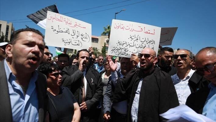 بعد احتجاج نقابة المحامين.. الرئيس عباس يلغي قرارات بقانون