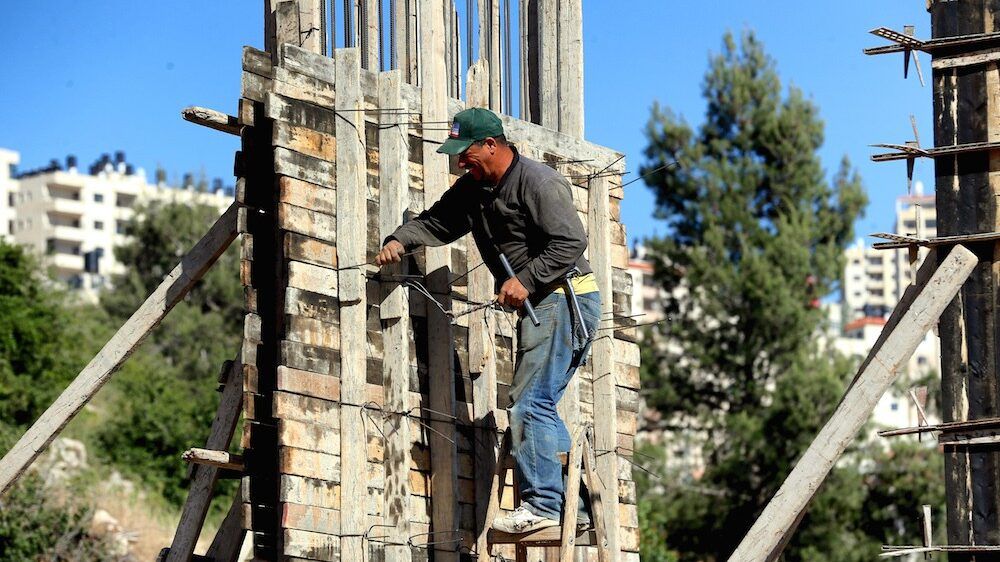 223 ألف عامل فلسطيني في إسرائيل والمستوطنات