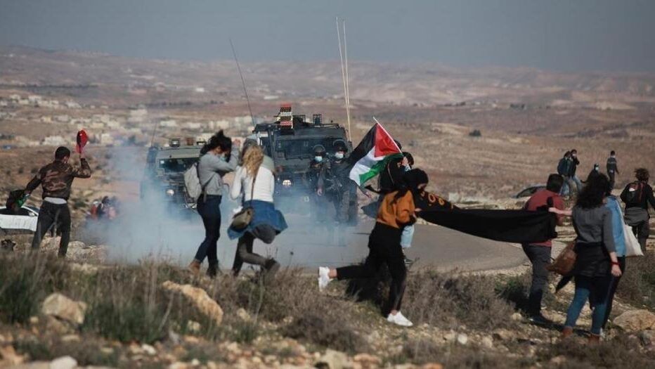 الاحتلال يستولي على 6 مركبات في مسافر يطا