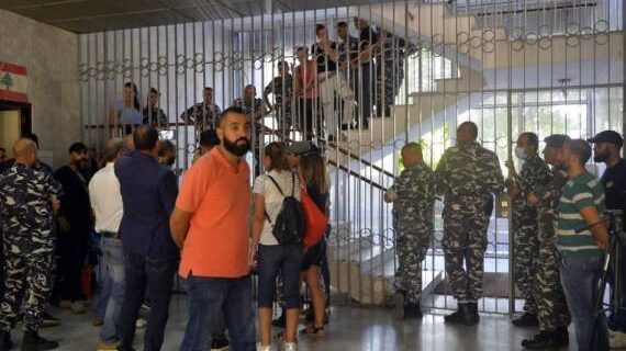 عشرات اللبنانيين يقتحمون مقر وزارة العدل