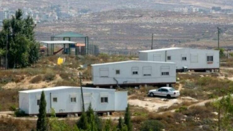 مستوطن ينصب بيتا متنقلا وخيما في قرية الرشايدة