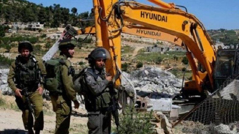 الاحتلال يهدم منزلاً متنقلاً في الخليل