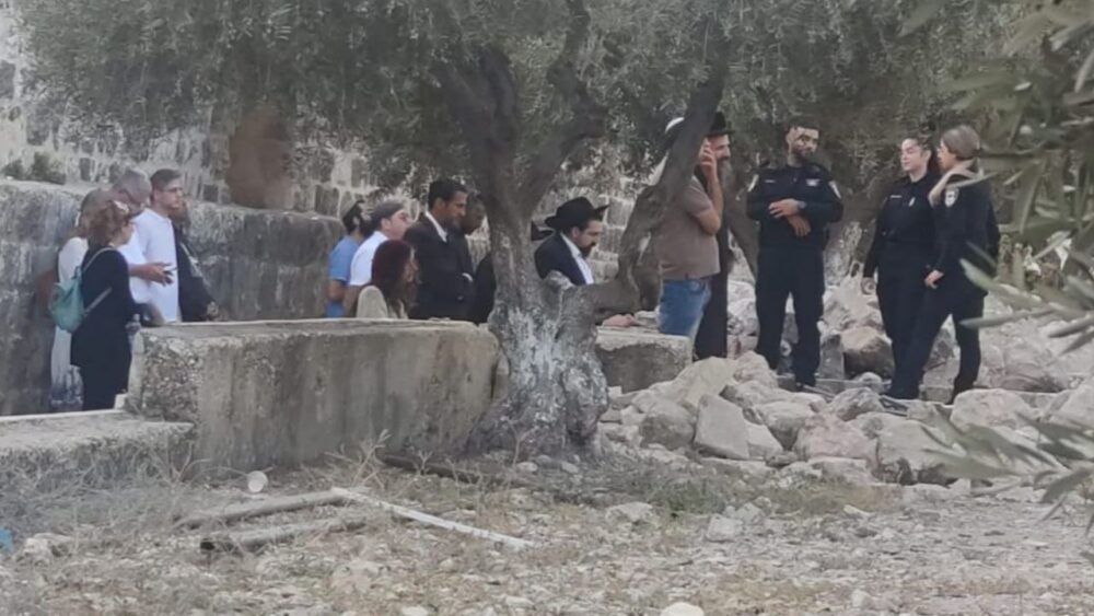 عشرات المستوطنين يقتحمون الأقصى