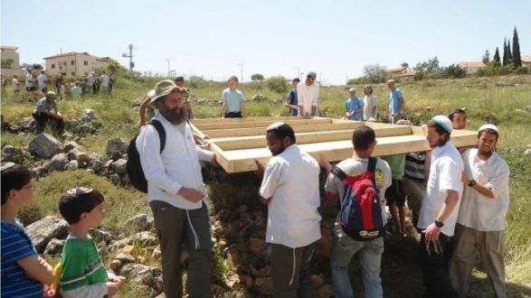 مستوطنون يشرعون بتسييج أرض وزراعتها شرق بيت لحم