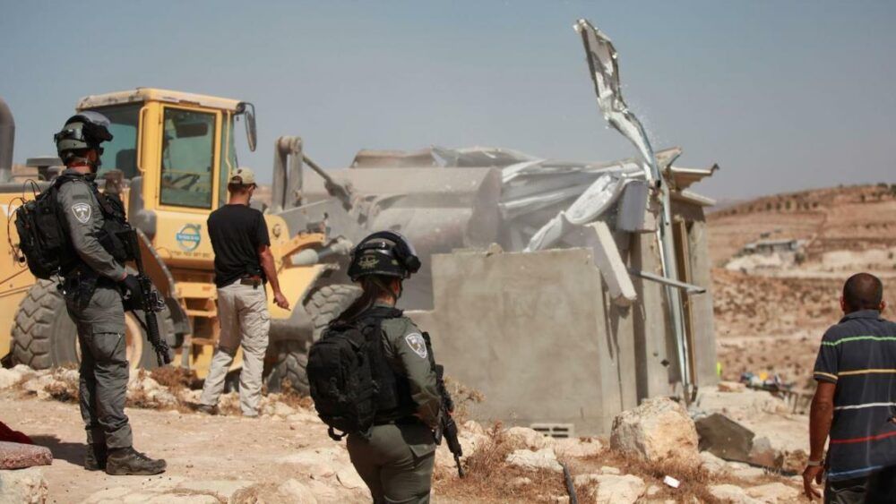 قوات الاحتلال تخطر بهدم منشآت سكنية وزراعية في طوباس