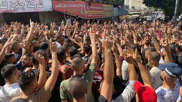 الآلاف يودعون أقمار جنين الأربعة