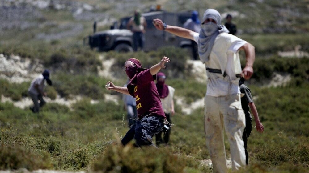 مستوطنون يعتدون على أرض ويسرقون معدات زراعية في برقة