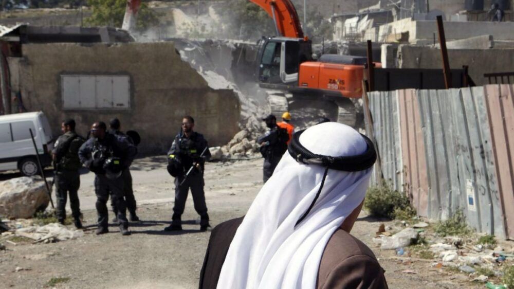 الاحتلال يخطر بهدم منشآت سكنية وحظائر في الأغوار الشمالية