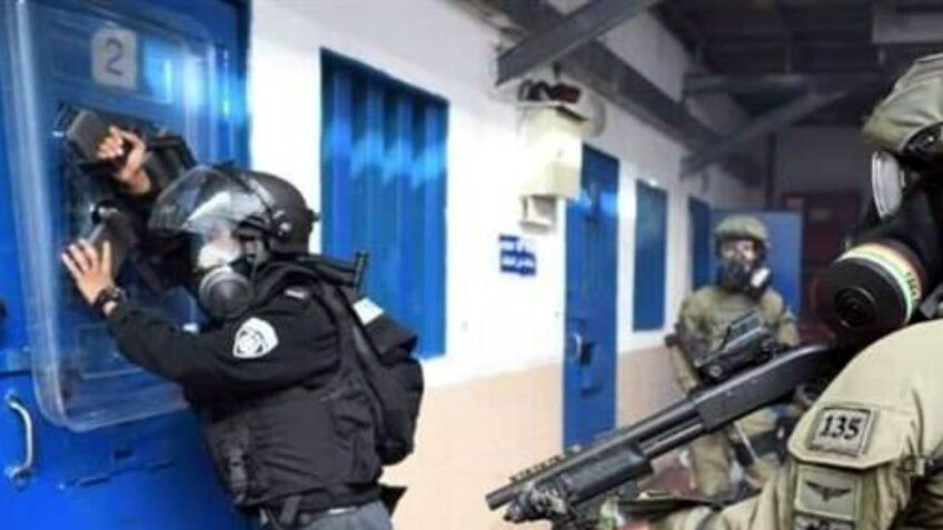 قوات القمع تقتحم قسمي (15) و (16) في سجن "عوفر"