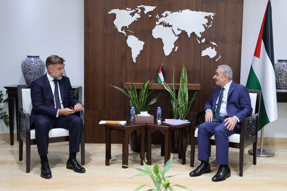 اشتية يبحث مع وزير التعاون التنموي والاقتصاد في لوكسمبورغ آخر المستجدات