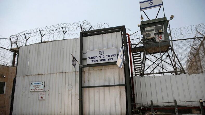 اعتقال شقيقة أسير بزعم طعن سجانة في "ريمون"