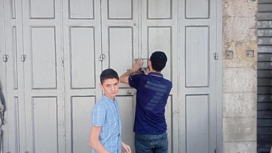 أعلنت حركة التحرير الوطني الفلسطيني فتح اقليم رام الله عن الحداد العام والاضراب الشامل في محافظة رام الله تنديدا بجريمة الاحتلال في مخيم الجلزون وقالت الحركة في بيان لها وصل رام الله الاخباري نسخة عنه والتالي كما ورد في البيان : بسم الله الرحمن الرحيم. "اذن للذين يقاتلون بانهم ظلموا وان الله على نصرهم لقدير صدق الله العظيم بيان صادر عن حركة التحرير الوطني الفلسطيني فتح اقليم رام الله والبيرة جماهير شعبنا في محافظة رام الله والبيرة ان مسلسل الاعدامات الميدانية يتواصل في مختلف المحافظات الفلسطينية حيث اصبح الدم الفلسطيني مستباحاً لجيش الاحتلال الذي نفذ فجر هذا اليوم مجزرة جديدة بحق ثلاثة من ابناء شعبنا حيث تم اطلاق الرصاص على مركبتهم مما ادى الى استشهاد شابين من مخيم الجلزون واصابة شاب اخر من بلدة ببر زيت بجراح خطيرة وامام هذا المسلسل الدامي واستمرار الجرائم الاحتلالية في الوطن الفلسطيني فان حركة فتح اقليم رام الله والبيرة تعلن الحداد العام والاضراب الشامل في محافظة رام الله والبيرة وفاءً لدماء الشهداء وغضباً على استمرار الاعدامات الميدانية وتدعوا جماهير شعبنا في كافة محافظات الوطن الى التصدي لجيش الاحتلال وقطعان المستوطنين والخروج بمسيرات غضب الى نقاط التماس رداً على استهانة جيش الاحتلال بالدم الفلسطيني والاستمرار بمجازره ضد ابناء شعبنا واطلاق الرصاص على كل ما هو فلسطيني