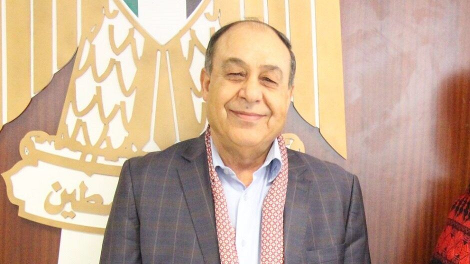 محافظ نابلس: تواصلت مع المطاردين لتسليم أسلحتهم والوصول لحل لقضيتهم