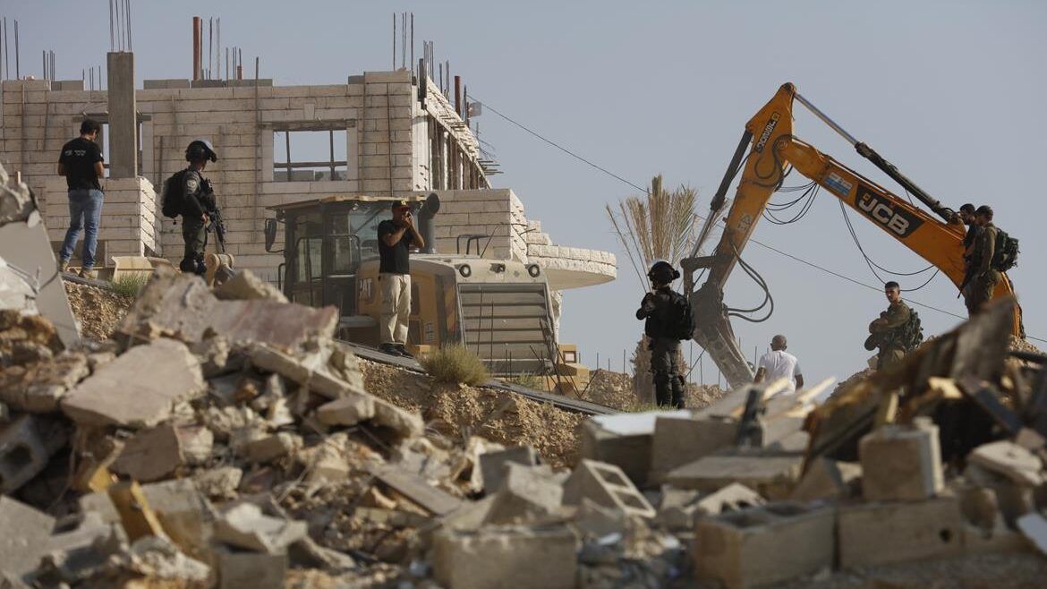 الاحتلال يهدم ثلاثة منازل في قرية الديوك التحتا