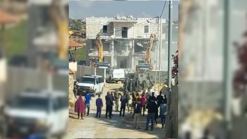 الاحتلال يهدم عمارتين سكنيتين في البقعة شرق الخليل