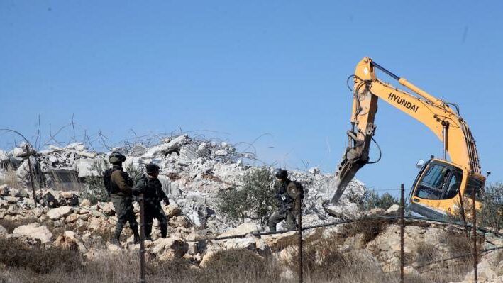 الثاني خلال ساعات: الاحتلال يهدم منزلا قيد الإنشاء جنوب الخليل