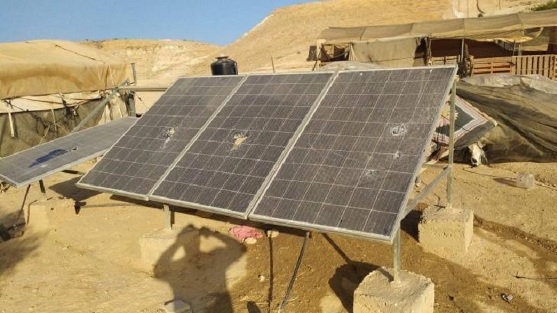 مستوطنون يحطمون خلايا شمسية بخربة الفارسية في الأغوار