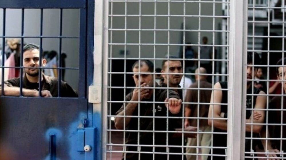 مئات المعتقلين في "عوفر" يعيدون وجبات الطعام اليوم اسنادا للأسرى المضربين