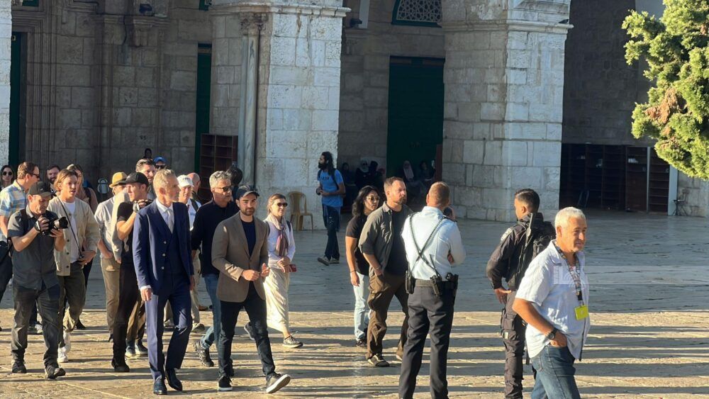 الاحتلال ومستوطنوه يقتحمون الأقصى