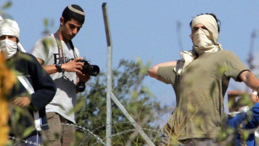 مستوطنون يرشقون مركبات المواطنين بالحجارة شرق نابلس