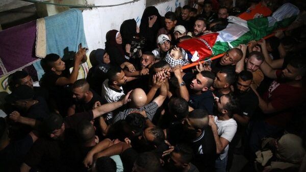 المئات يشيعون جثمان الشهيد زغل في نابلس