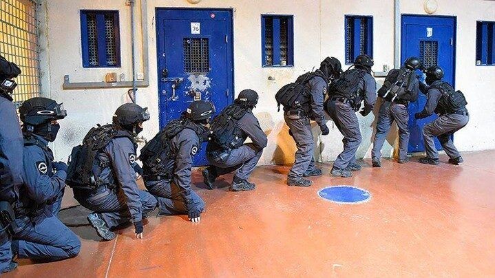 أسرى "عوفر" يعيدون وجبات الطعام اسنادا للأسرى الإداريين المضربين لليوم الـ12