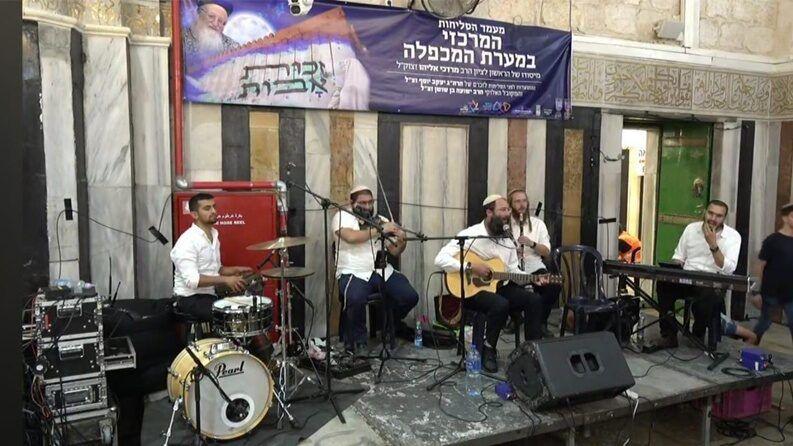 مستوطنون يقيمون حفلا غنائيا داخل الحرم الإبراهيمي