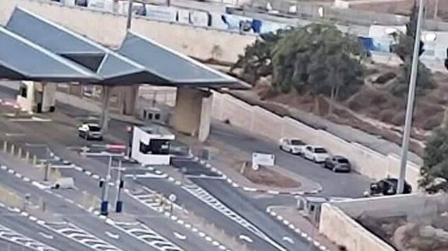 الاحتلال يغلق حاجز قلنديا العسكري ويواصل حصار مخيم شعفاط وعناتا