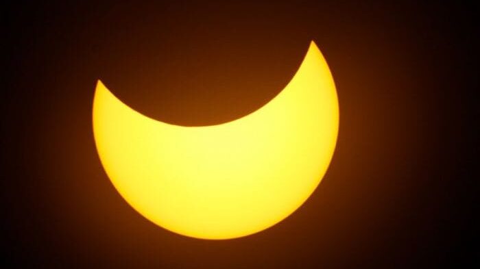كسوف جزئي للشمس في سماء فلسطين يوم الثلاثاء.