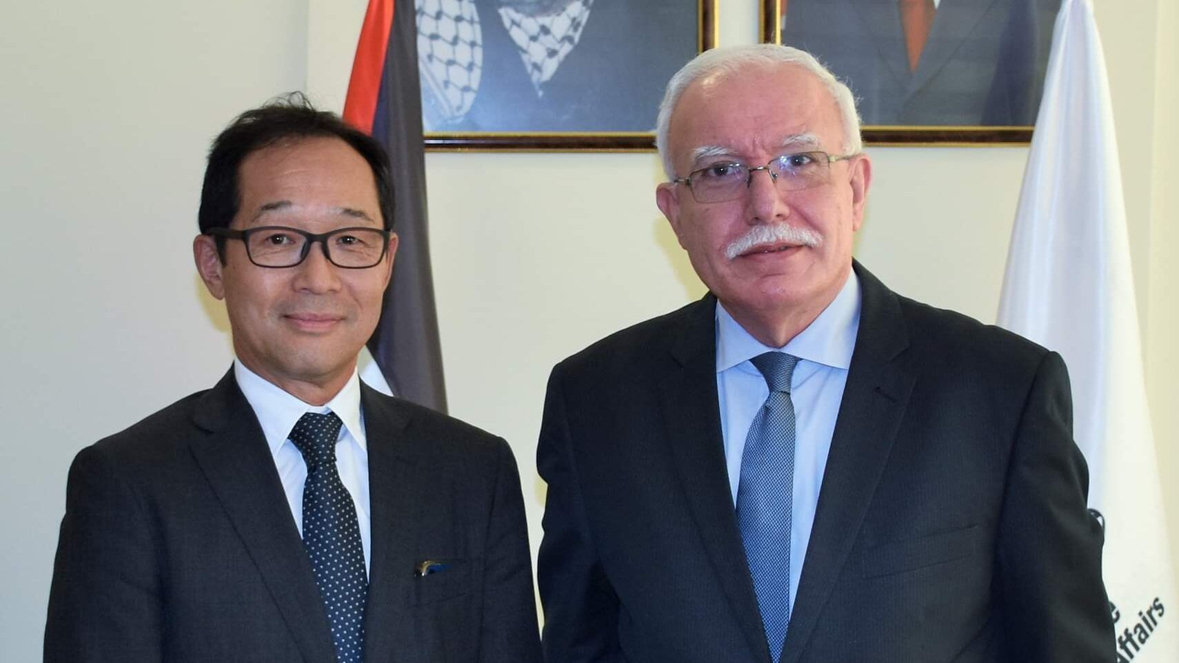 تسلم وزير الخارجية والمغتربين رياض المالكي، اليوم الخميس، نسخة من أوراق تعيين ممثل اليابان الجديد لدى دولة فلسطين السفير يونيتشي ناكاشيما، في مقر الوزارة بمدينة رام الله. ورحب المالكي، بممثل اليابان، مثمنا علاقات الصداقة التاريخية والثابتة التي تربط البلدين، والدعم الذي تقدمه اليابان للمؤسسات الفلسطينية في مختلف المجالات، كذلك مساهمتها في تطوير وبناء القدرات البشرية الفلسطينية لما في ذلك من انعكاس على تطوير المؤسسات الفلسطينية. وأشاد بدعم اليابان للمشاريع المختلفة والمشتركة بين البلدين؛ كممر السلام والازدهار، والمدينة الزراعية الصناعية في مدينة أريحا، وأعمال مجموعة السيباد في فلسطين، عدا عن دورها في دعم برنامج الغذاء العالمي ووكالة غوث وتشغيل اللاجئين الفلسطينيين الأونروا . وأكد المالكي أهمية تطوير وتعزيز العلاقات الثنائية بين البلدين، مشيدا بمواقف اليابان الداعمة للحقوق المشروعة لشعبنا في المحافل الدولية كذلك دورها في بناء التعاونات الإقليمية، متأملا أن تكون السنة المقبلة بعضوية اليابان غير الدائمة في مجلس الأمن التابع للأمم المتحدة وترأسها مجموعة السبع، فرصة جديدة لإعادة وضع القضية الفلسطينية على سلم أولويات الدول الأعضاء. وتمنى المالكي للسفير ناكاشيما النجاح في مهامه الجديدة لدى دولة فلسطين، مشيرا إلى أن وزارة الخارجية والمغتربين بكافة قطاعاتها على استعداد كامل للتعاون من أجل تسهيل مهامه، بما يخدم تطوير وتعزيز العلاقات الثنائية بين الجانبين. بدوره، أكد السفير ناكاشيما أنه سيعمل بكل طاقاته من أجل تعزيز وتطوير العلاقات بين البلدين وتوسيعها لتشمل مجلات أخرى، واستمرار بلاده بتقديم الدعم للشعب والحكومة الفلسطينية، مشيرا إلى أهمية استمرار التنسيق والتعاون المشترك على الأصعدة كافة. وحضر الاجتماع؛ رئيس المراسم السفير عبير الرمحي، وقائم بأعمال رئيس قطاع العلاقات الثنائية لشؤون آسيا وافريقيا والباسيفيك مستشار أول رنا أبو حاكمة، وسكرتير ثالث صوفيا دعيبس من وحدة الإعلام، ومن مكتب الوزير ملحق دبلوماسي دانا جبارين.