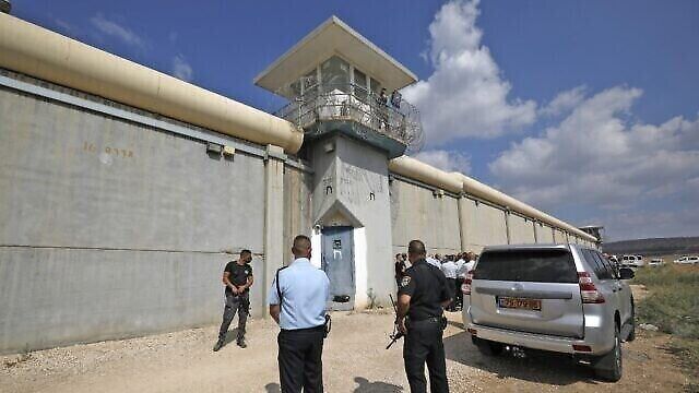 إدارة سجون الاحتلال تشن حملة تنقلات بحق عدد من أسرى "جلبوع" الستة