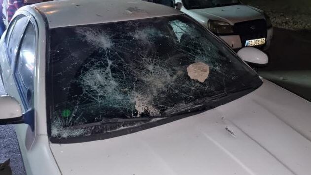 مستوطنون يعتدون على مركبات المواطنين شرق مدينة الخليل