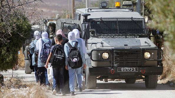 الاحتلال يصيب مواطنين ويعتقل نجل أحدهما في ضاحية السلام