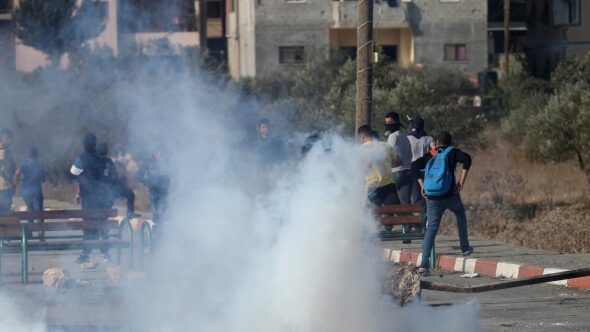 الاحتلال يطلق الغاز المسيل للدموع صوب المواطنين عند مفترق عناتا بالقدس