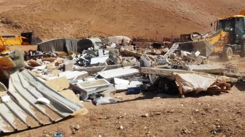 الاحتلال يهدم خيمتين سكنيتين ويستولي عليهما ويعتدي على مسن بالضرب جنوب الخليل