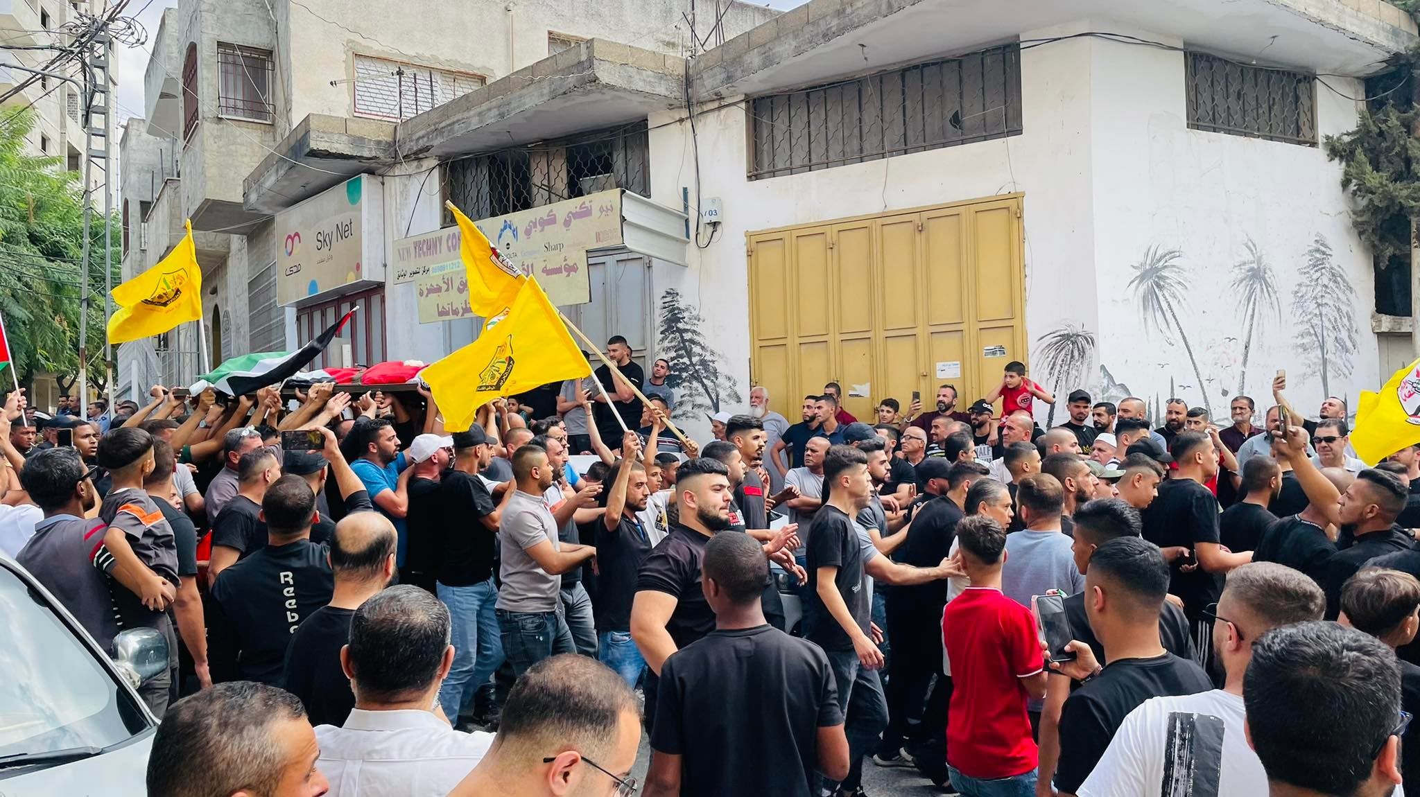 جماهير شعبنا في قلقيلية تشيع جثمان الشهيد الفتى عادل داوود