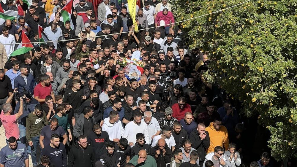 جماهير غفيرة تشيع جثمان الشهيد قصي التميمي شمال غرب رام الله