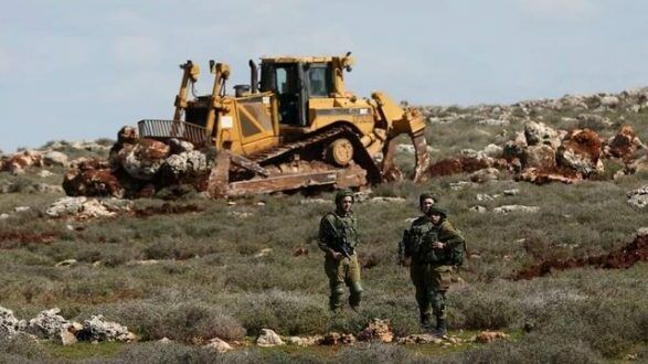 الاحتلال يجرف أراضٍ زراعية ويغلق مدخل قرية النبي صالح