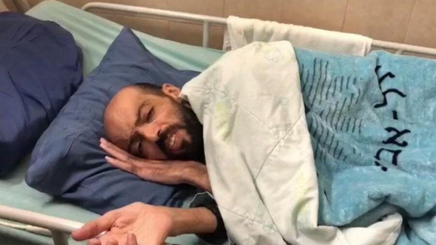 الأسير عواودة ما زال يتنقل على كرسي متحرك ويعاني من مشكلة بالأعصاب