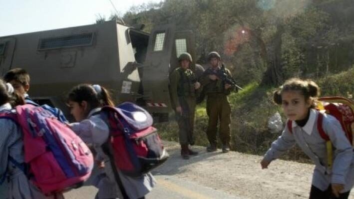 الاحتلال يحتجز ثلاثة طلاب في المنطقة الجنوبية من الخليل