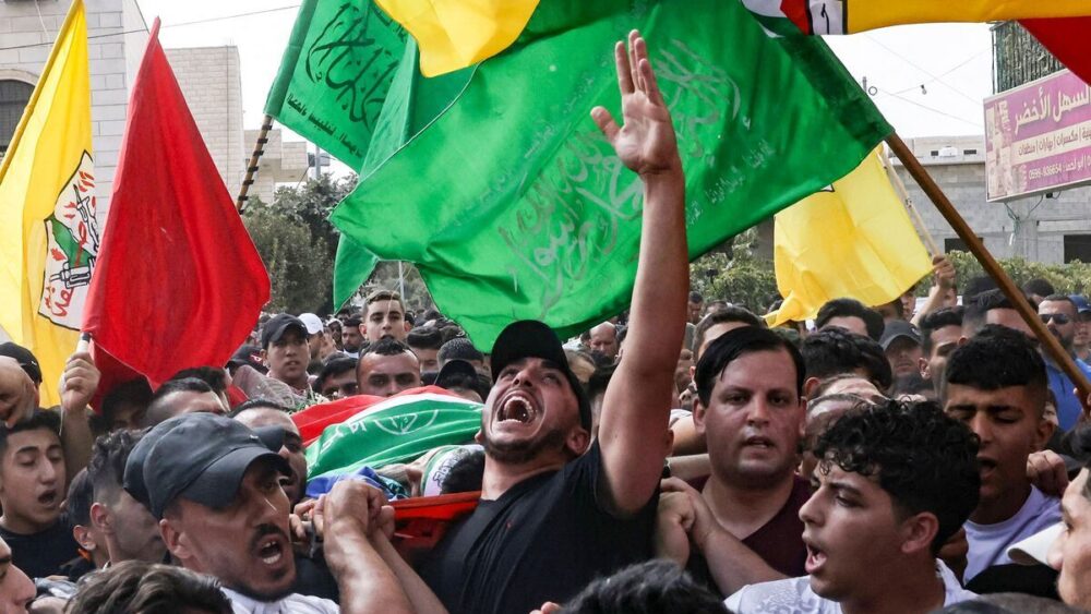 تشييع جثمان "أسامة عدوي" في مخيم العروب