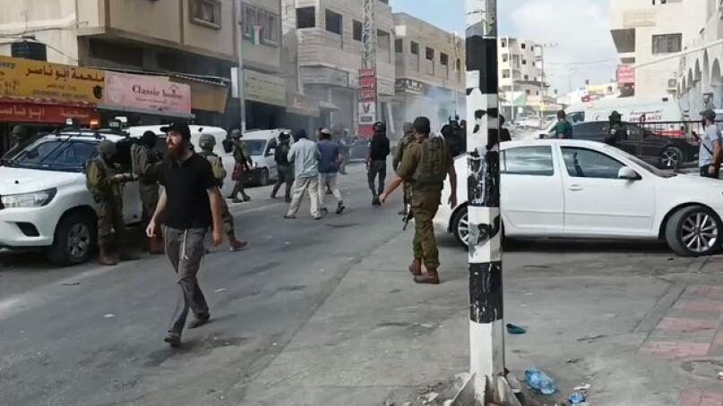 مستوطنون يعربدون وسط حوارة بحماية قوات الاحتلال