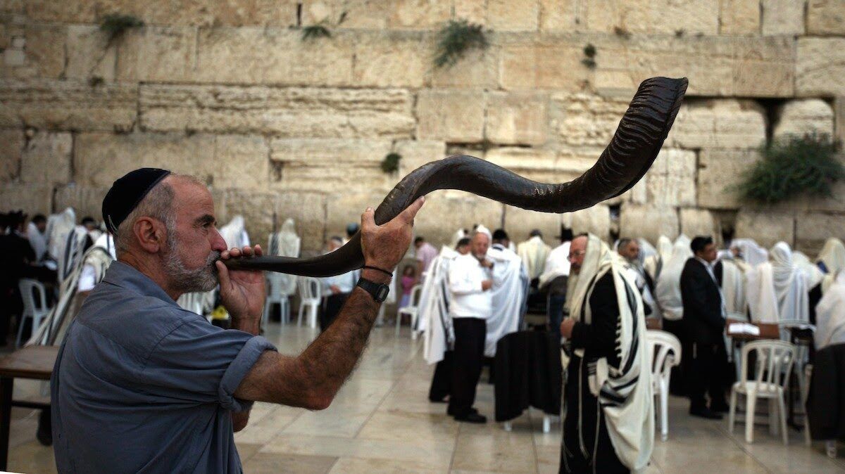 عشرات المستوطنين ينفخون بالبوق بين قبور المسلمين في مقبرة باب الرحمة