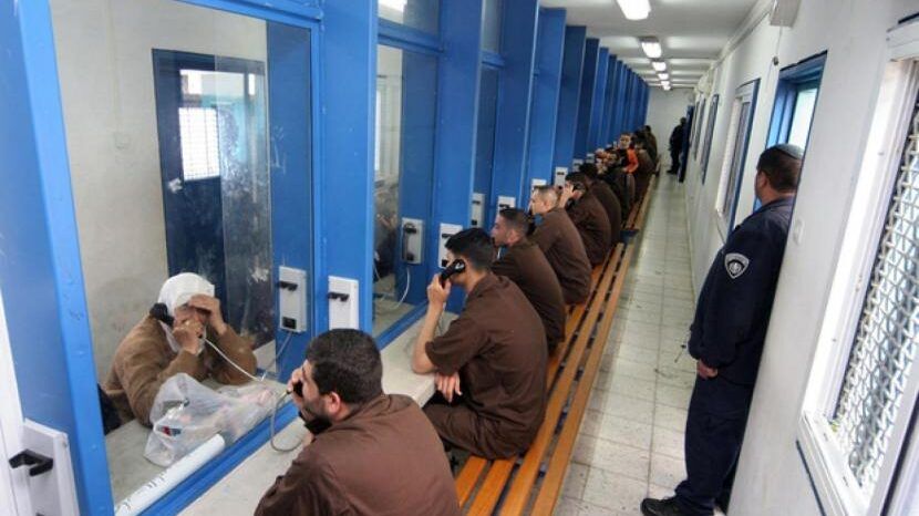 "هيئة الأسرى" تطالب الصليب الأحمر بالتدخل الفوري لوقف سياسة حرمان ذوي الأسرى من زيارة أبنائهم