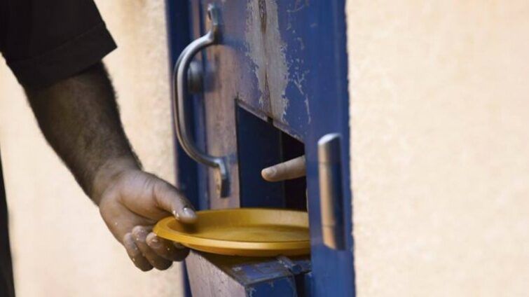 900 أسير يعيدون وجبات الطعام دعما للأسرى المضربين