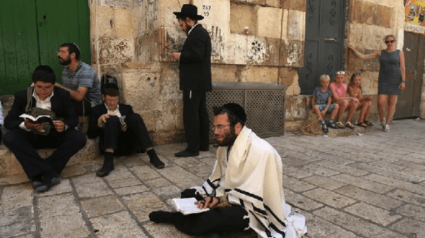 "الخارجية" تحذر من مخاطر تكريس الصلوات التلمودية في الأقصى كمحطة على طريق تهويده بالكامل