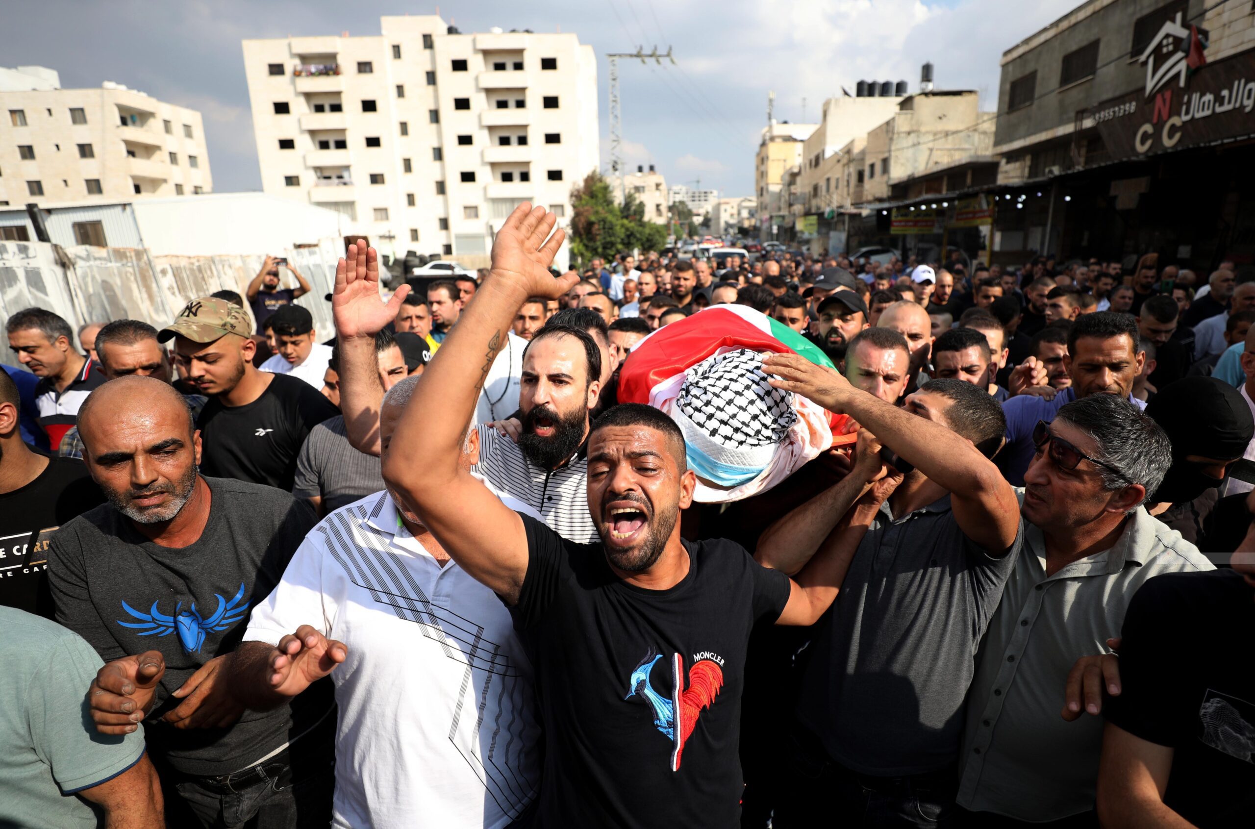 جماهير غفيرة تشيع جثمان الشهيد الطبيب عبد الله أبو التين