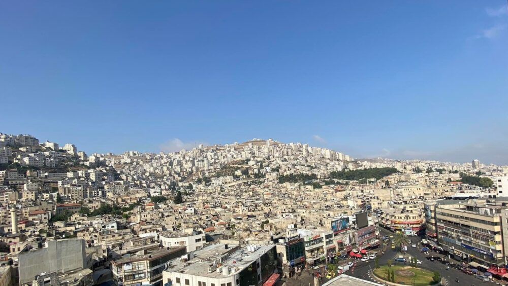 الطقس: فرصة قائمة لزخات من الأمطار في بعض المناطق والأحيان