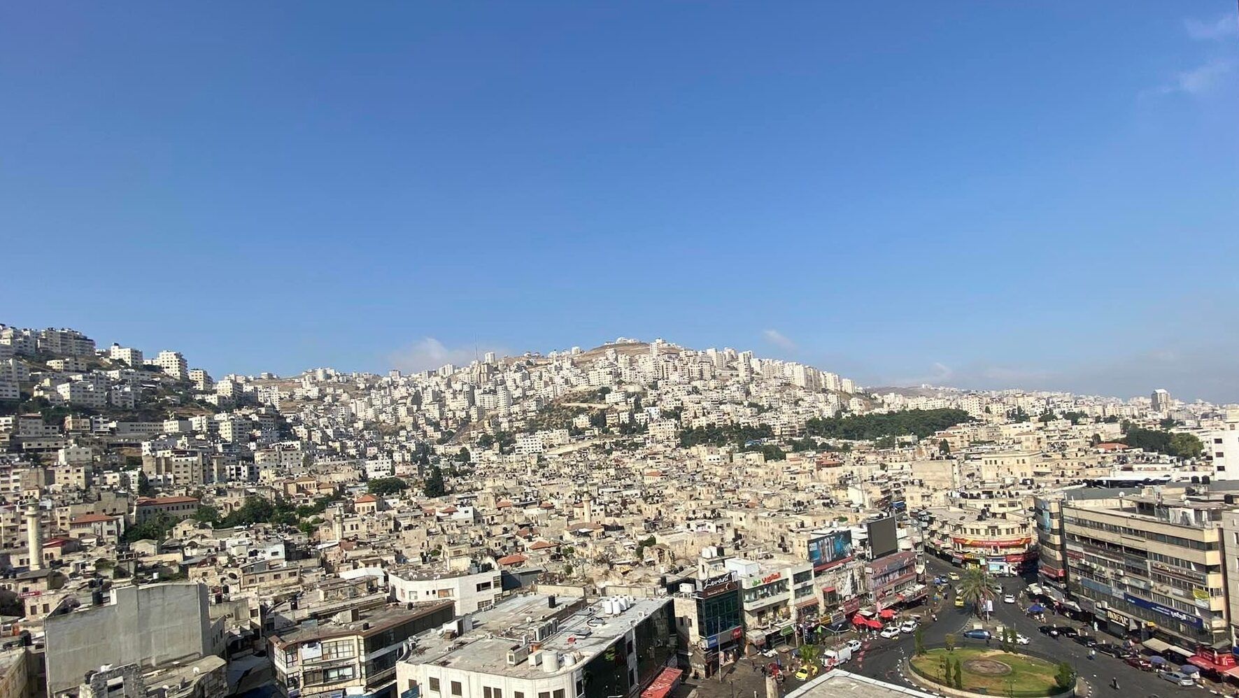 الطقس: فرصة قائمة لزخات من الأمطار في بعض المناطق والأحيان